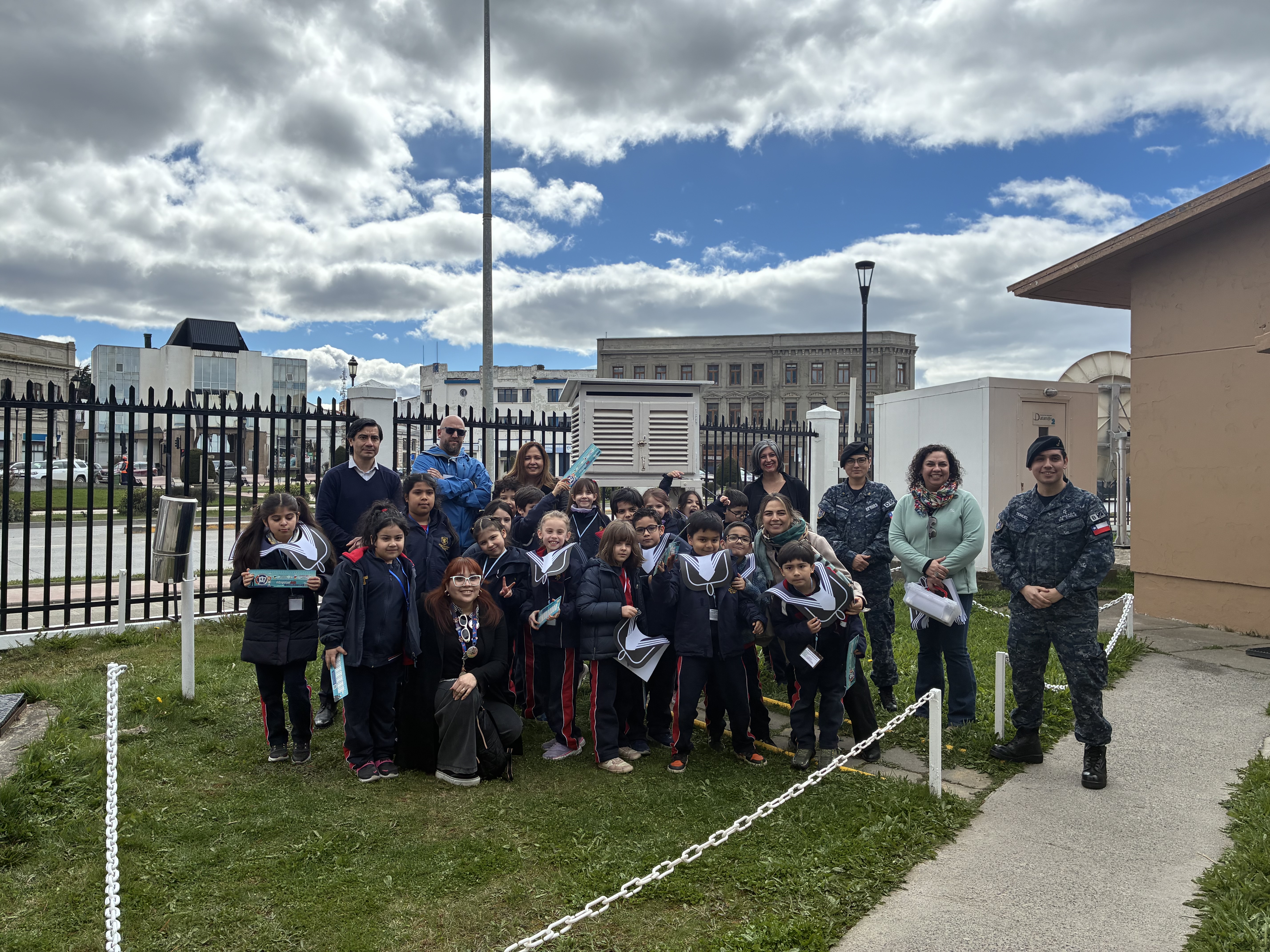 Estudiantes del Colegio Británico de Punta Arenas conocieron la labor de los meteorólogos navales en Magallanes
